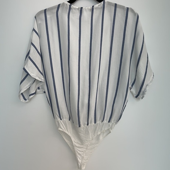 V neck striped,loose body suit. - Picture 3 of 6